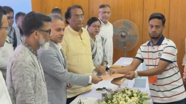 রাজবাড়ীতে সড়ক দুর্ঘটনায় ক্ষতিগ্রস্তদের মাঝে ২ কো‌টি ৬০ লাখ টাকার চেক বিতরণ